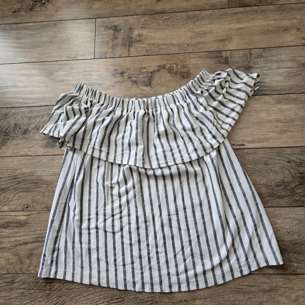 Banana Republic Striped Grey And White Small Top. Great Summer Top.